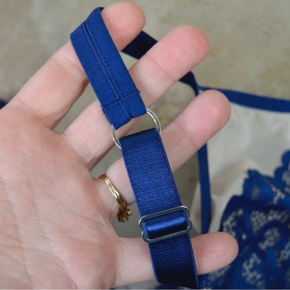 40DD Frederick’s‎ of Hollywood Lace Underwire Bra, Royal Blue - Picture 3 of 8